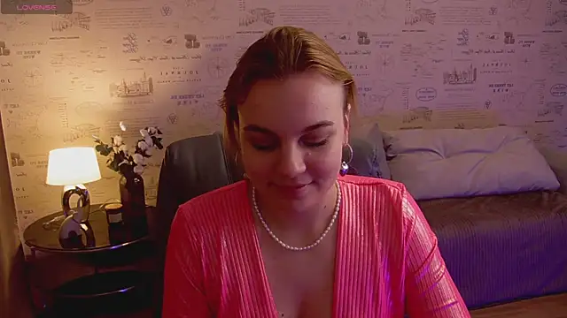 Snapshot of Glow_Margo chatting on 7, 5, 2026 Glow Margo online show from 7, 5, 2026