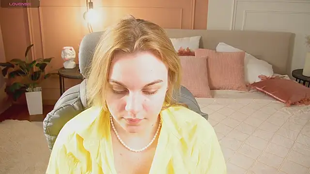 Snapshot of Glow_Margo chatting on 25, 4, 2026 Glow Margo online show from 25, 4, 2026