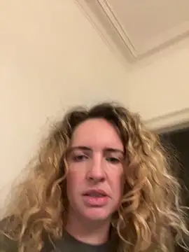 curlyirishgirl online show from 2, 3, 2026