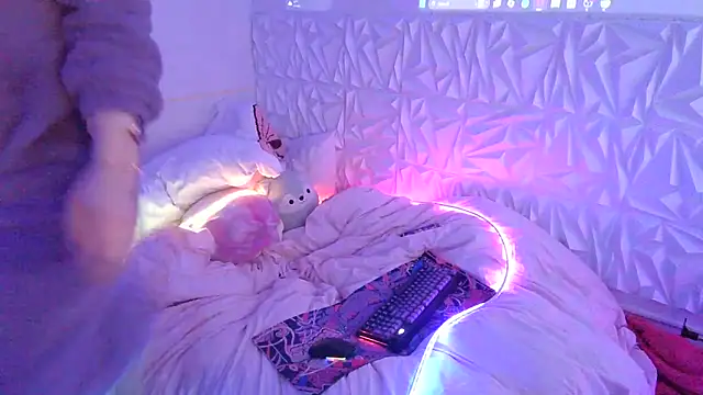 Moongirl117 online show from 3, 3, 2026