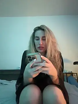 JuliaPrivat online show from 5, 3, 2026