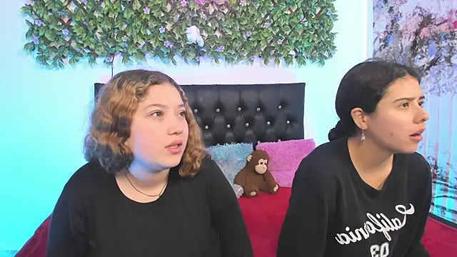 Snapshot of valeria_and_zoe chatting on 28, 4, 2026 valeria and zoe online show from 28, 4, 2026
