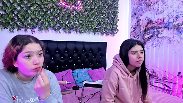 Snapshot of valeria_and_zoe chatting on 4, 6, 2026 valeria and zoe online show from 4, 6, 2026