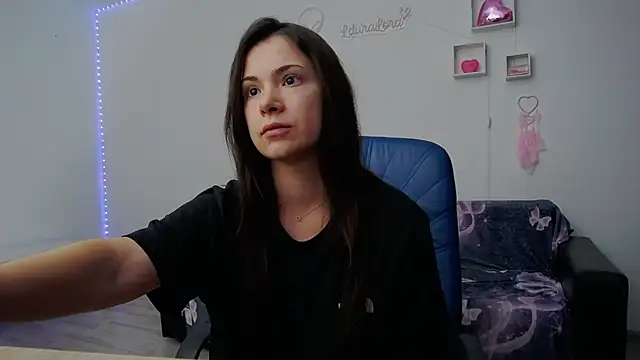 Snapshot of LauraLora3 chatting on 8, 7, 2026 LauraLora3 online show from 8, 7, 2026