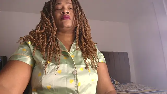 Snapshot of luxy_benet chatting on 10, 7, 2026 luxy benet online show from 10, 7, 2026
