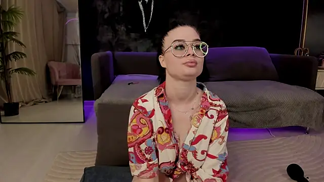 LoraIvone online show from 8, 4, 2026