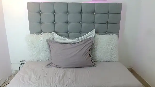 Luna vixen1 online show from 3, 3, 2026