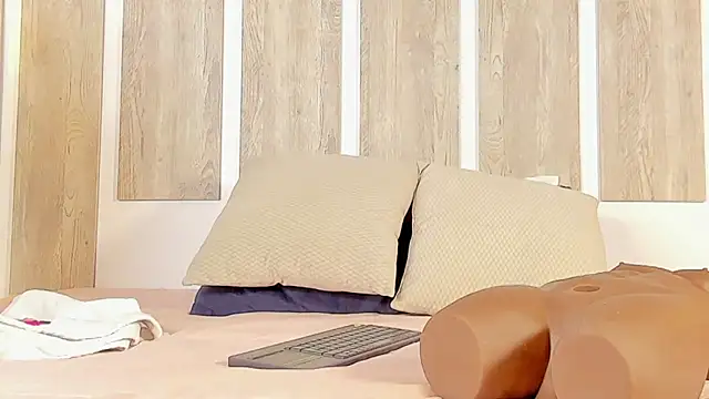 EmilySearss online show from 14, 4, 2026