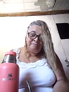 momismilf544 online show from 22, 4, 2026