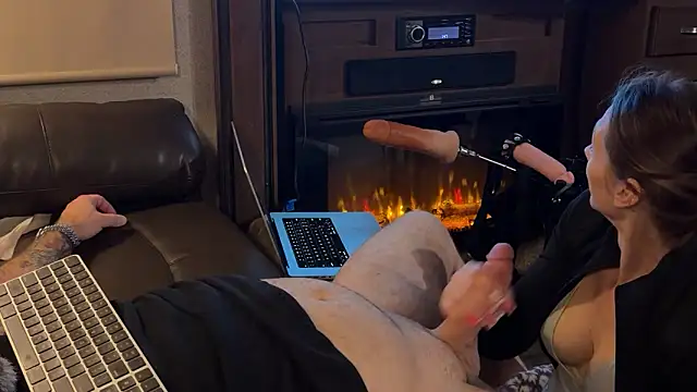 helovesanalbicouple online show from 7, 3, 2026