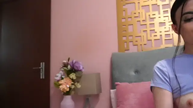 SweettLunaa online show from 9, 4, 2026