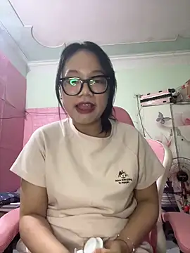 Snapshot of Leeeeiu chatting on 23, 5, 2026 Leeeeiu online show from 23, 5, 2026