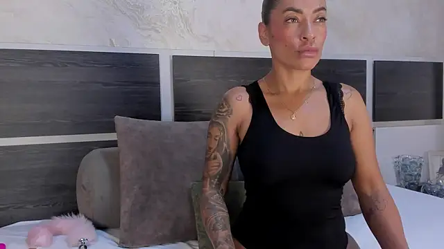 Natalia Cruzz online show from 5, 6, 2026