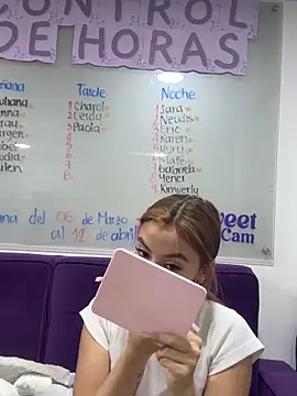   Nahomy online show from 7, 4, 2026