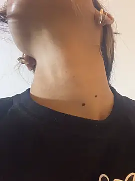 VioletaHills  online show from 6, 4, 2026