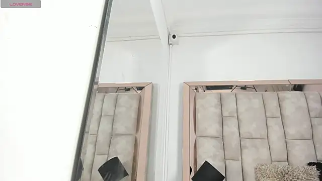 Titan Moreno  online show from 13, 4, 2026