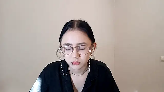Snapshot of SolvedGlobe chatting on 25, 4, 2026 SolvedGlobe online show from 25, 4, 2026