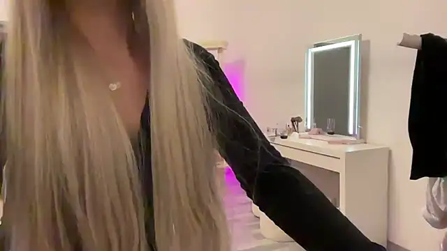 Snapshot of Naughtyblondex chatting on 7, 6, 2026 Naughtyblondex online show from 7, 6, 2026