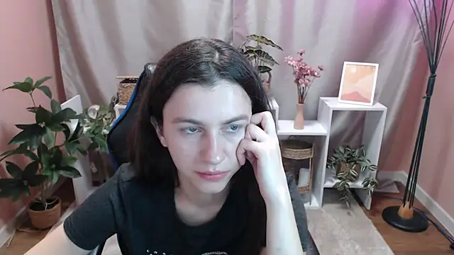 Snapshot of MistyBree chatting on 7, 5, 2026 MistyBree online show from 7, 5, 2026