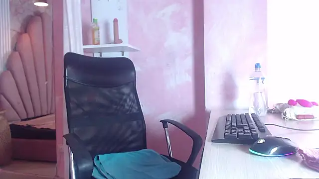 Siena Bouer online show from 15, 3, 2026