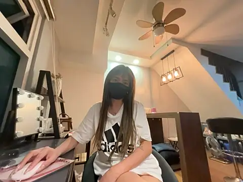 strawberryblossom93 online show from 4, 4, 2026