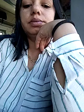 Snapshot of roxana_e43 chatting on 15, 5, 2026 roxana e43 online show from 15, 5, 2026