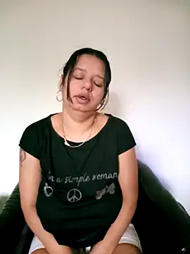 Snapshot of roxana_e43 chatting on 17, 5, 2026 roxana e43 online show from 17, 5, 2026