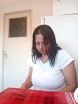 Snapshot of roxana_e43 chatting on 23, 4, 2026 roxana e43 online show from 23, 4, 2026