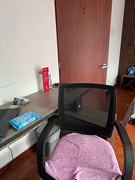 Emi rousse online show from 18, 3, 2026