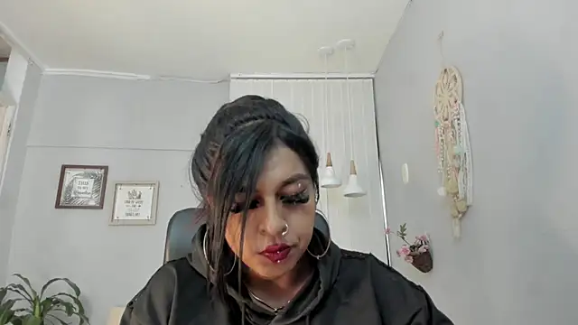 Nahomy Collins  online show from 20, 3, 2026