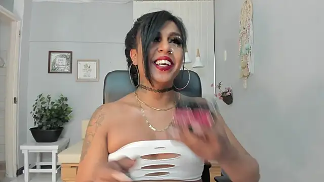 Nahomy Collins  online show from 28, 3, 2026