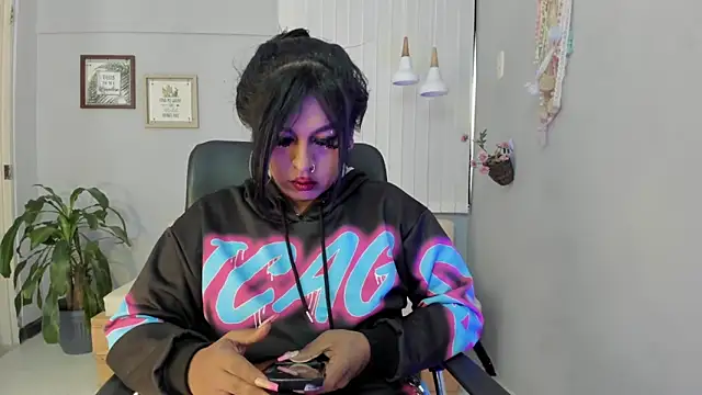 Nahomy Collins  online show from 13, 3, 2026