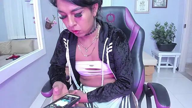 Nahomy Collins  online show from 25, 5, 2026