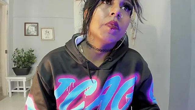 Nahomy Collins  online show from 2, 4, 2026