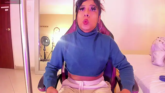 Nahomy Collins  online show from 27, 5, 2026