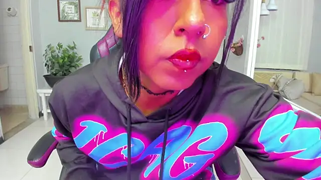Nahomy Collins  online show from 28, 5, 2026