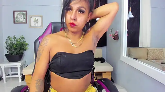 Nahomy Collins  online show from 6, 5, 2026
