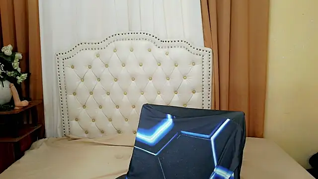 Seductive sophie online show from 15, 4, 2026