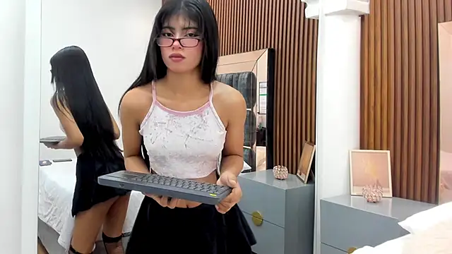 chloe larson online show from 4, 3, 2026