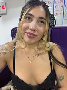 Snapshot of ManuelaVeeleez chatting on 2, 6, 2026 ManuelaVeeleez online show from 2, 6, 2026