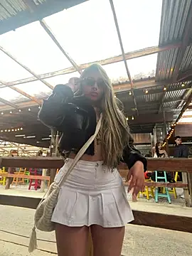 Snapshot of ManuelaVeeleez chatting on 2, 5, 2026 ManuelaVeeleez online show from 2, 5, 2026