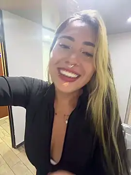 Snapshot of ManuelaVeeleez chatting on 7, 5, 2026 ManuelaVeeleez online show from 7, 5, 2026