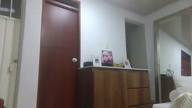 Jiwon Han online show from 6, 4, 2026