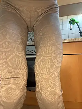 SkinnyLilly online show from 9, 4, 2026