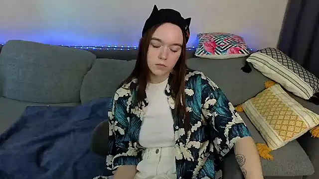 SunyLily online show from 10, 6, 2026