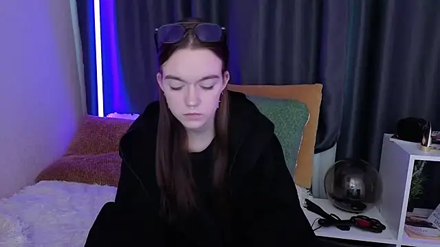 SunyLily online show from 7, 6, 2026