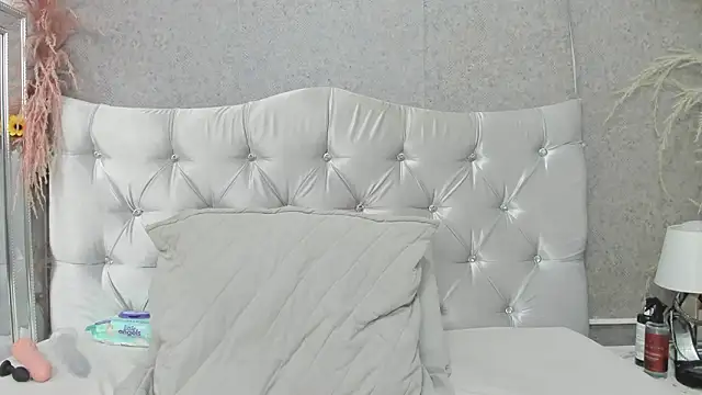 PaulaJhons online show from 6, 3, 2026