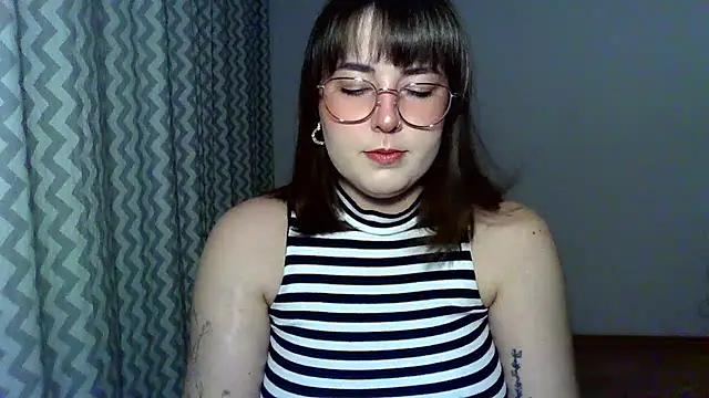 Snapshot of ClaraHard chatting on 4, 7, 2026 ClaraHard online show from 4, 7, 2026