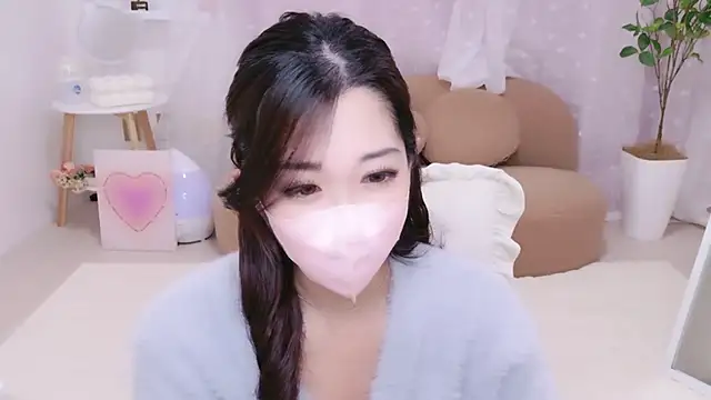 Snapshot of YURIKAsan_ chatting on 5, 4, 2026 YURIKAsan online show from 5, 4, 2026