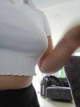 Snapshot of Pretty_Julieta chatting on 4, 7, 2026 Pretty Julieta online show from 4, 7, 2026